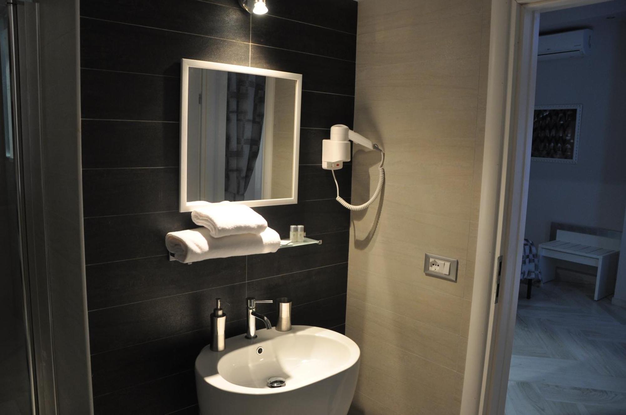 Suite Spa Bath,689423202:JPEG