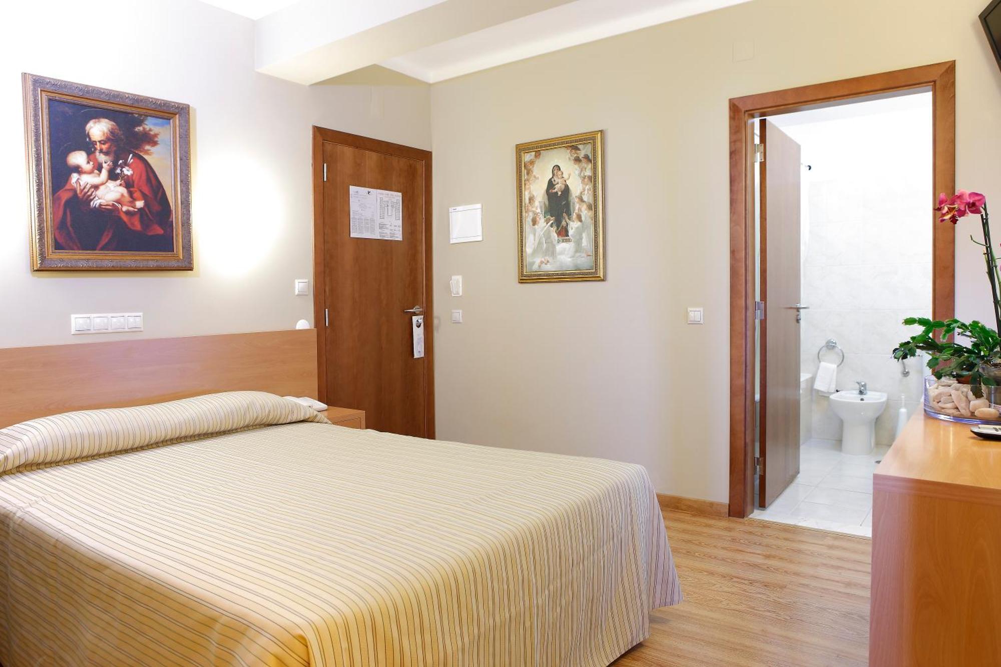 Double or Twin Room,690389703:JPEG