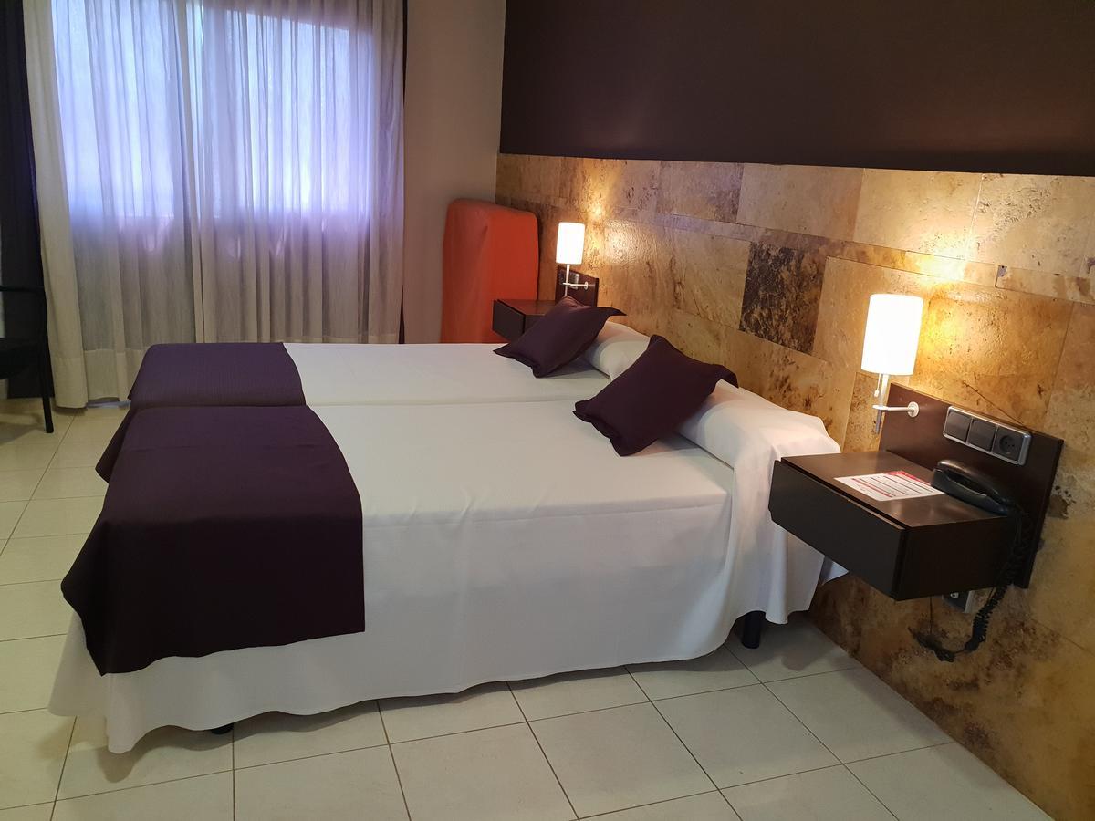 Chambre Triple (2 Adultes & 1 Enfant)