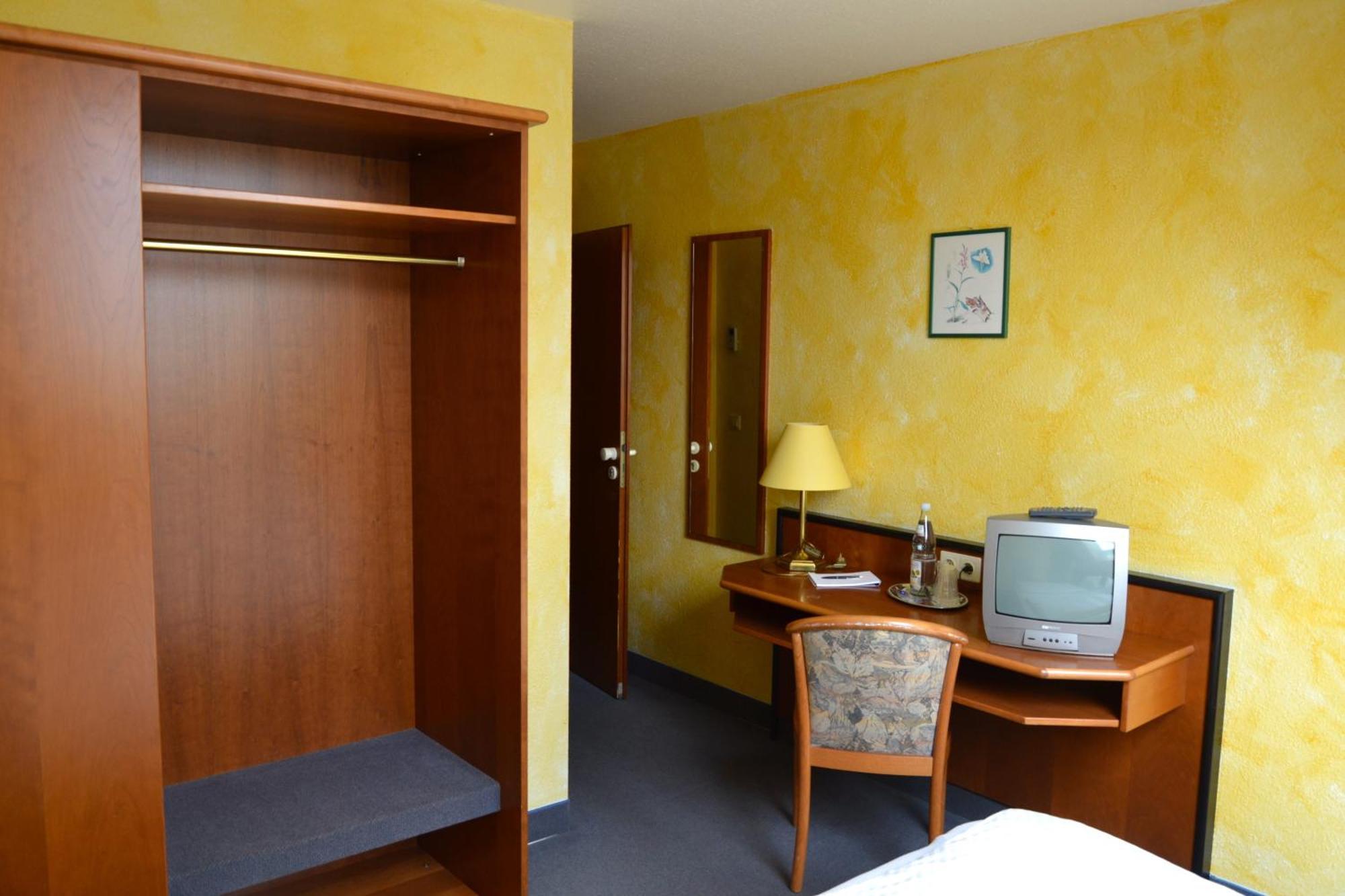 Double Room Extra Bed,702939505:JPEG