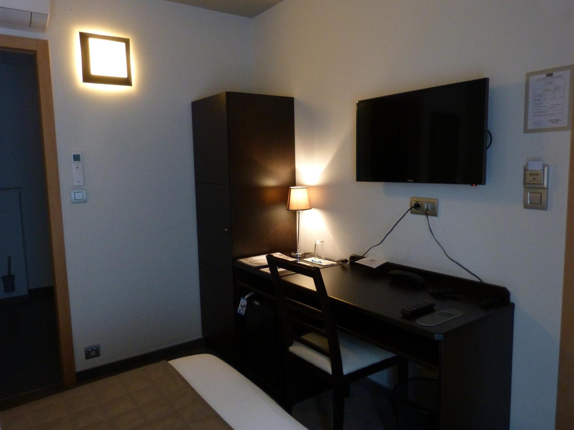 Single Room,484921887:JPEG