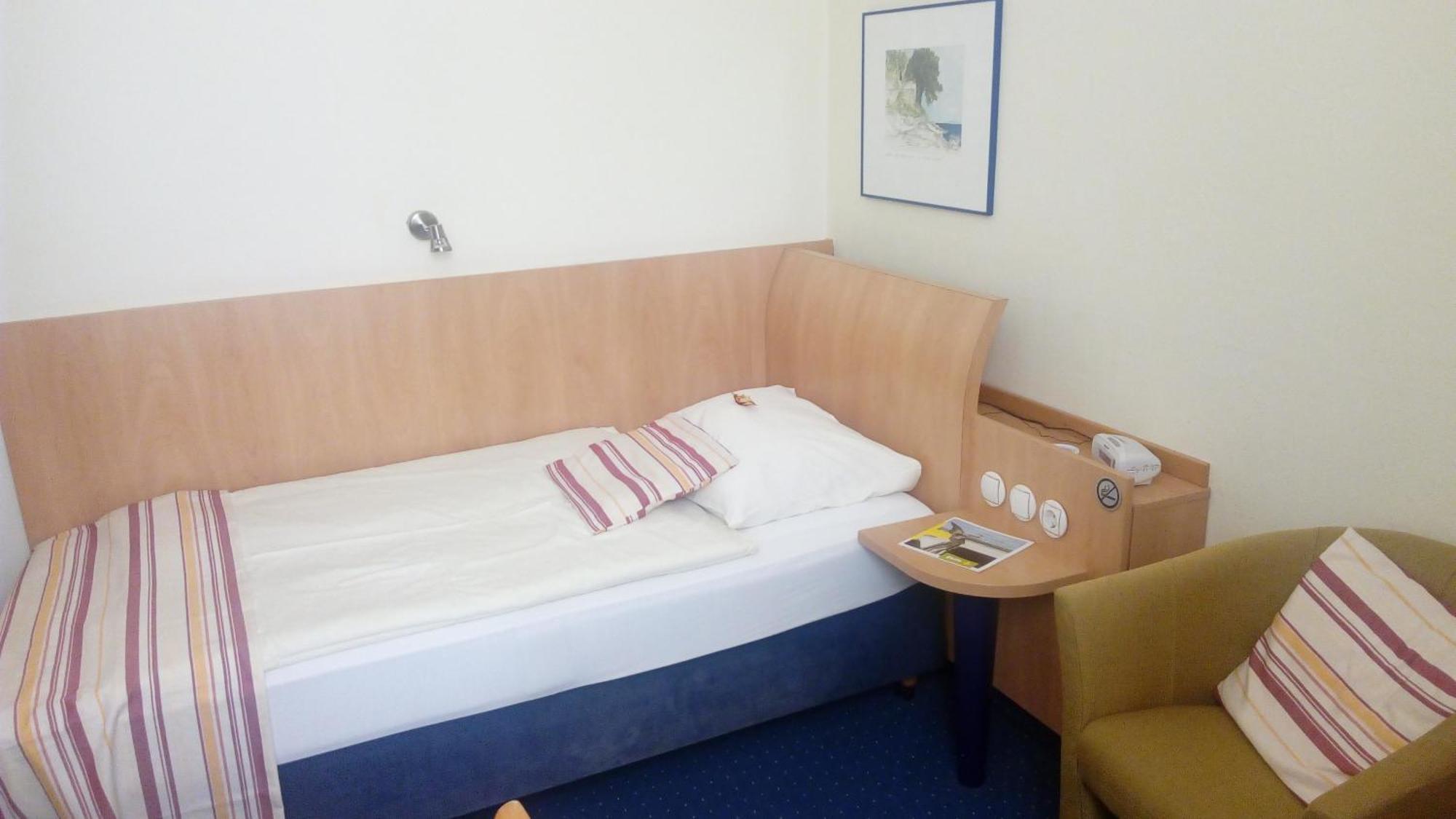 Single Room,704853286:JPEG
