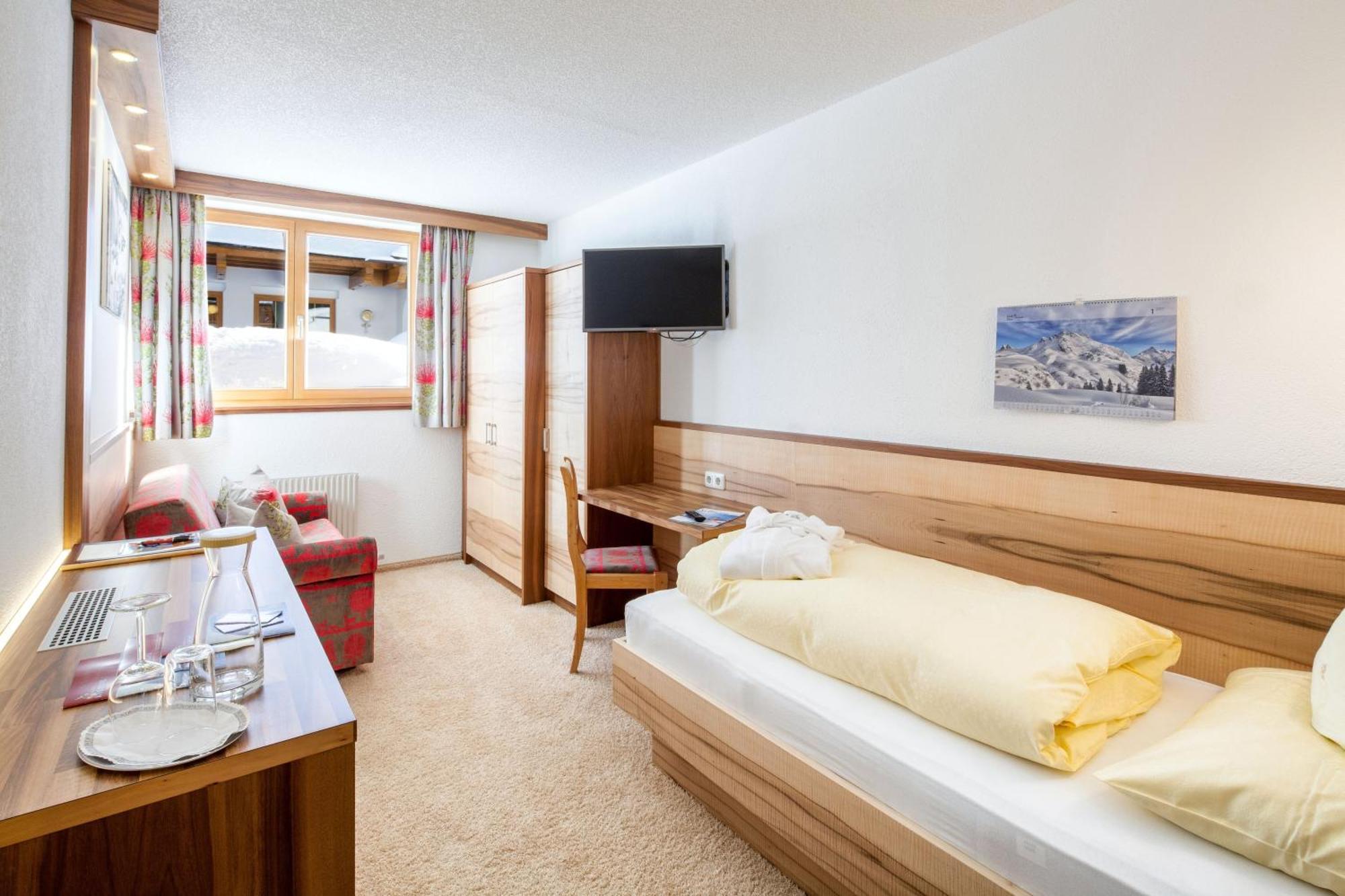 Single Room,709879564:JPEG