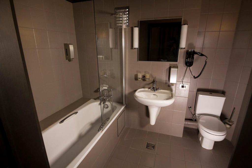 Deluxe Double Room Bath,761045660:JPEG