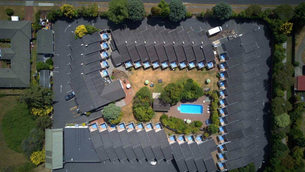 One-Bedroom Apartment with Hot Tub,1666030792:JPEG