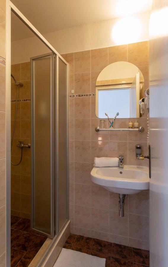 Single Room Bathroom,835893794:JPEG