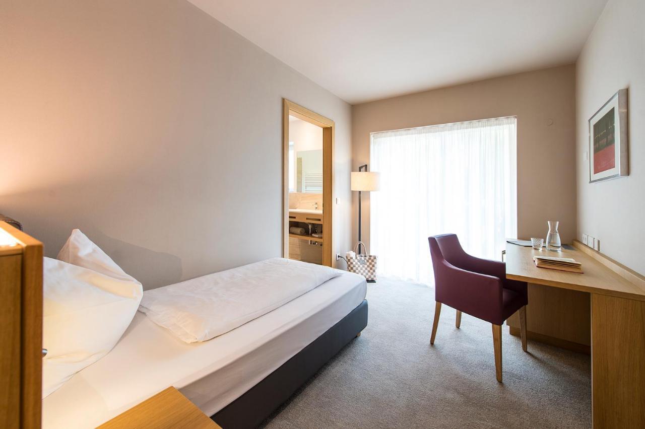 Single Room,943393267:JPEG