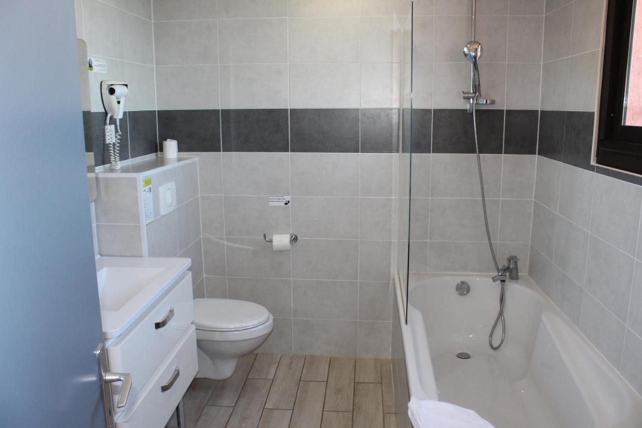 Classic Double Room Bath,1544805049:JPEG