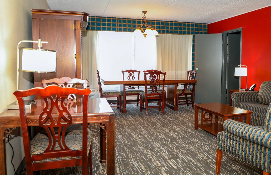Ramada By Wyndham Cumberland Downtown-1