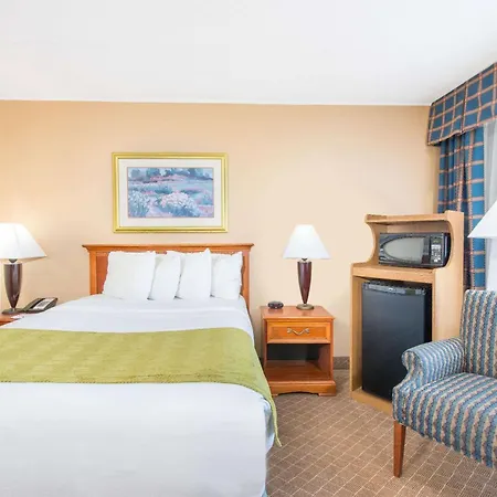Ramada By Wyndham Cumberland Downtown-2