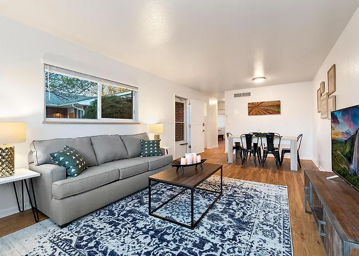 Urban Oasis Near Old Town & Pvh - Dog Friendly!
