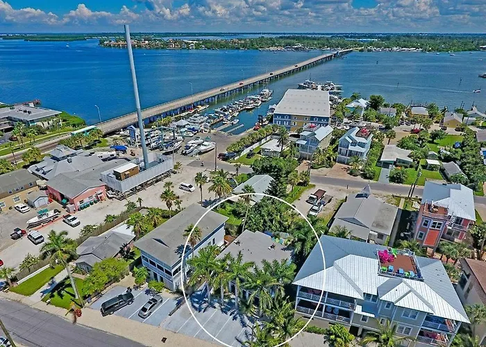 Heated Pool, Walk To Beach & Shops- Perfect Location!