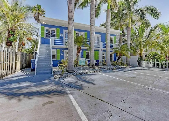 Heated Pool, Walk To Beach & Shops- Perfect Location!