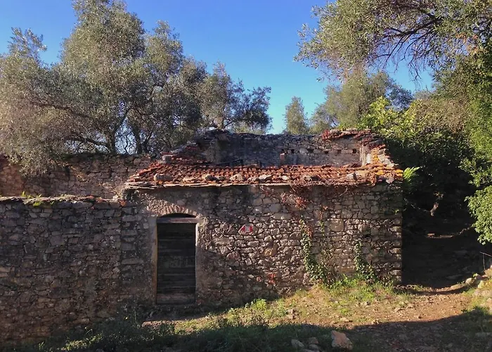 La Gora, Tra Mare E Sentieri