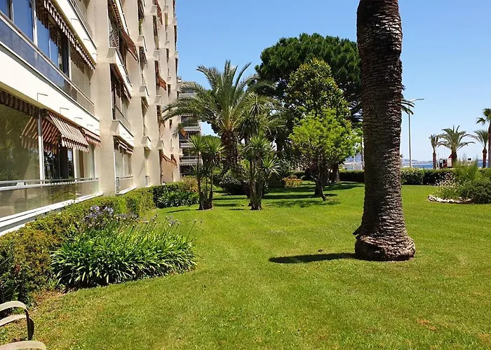 Garden&beach sea view apartment Cannes