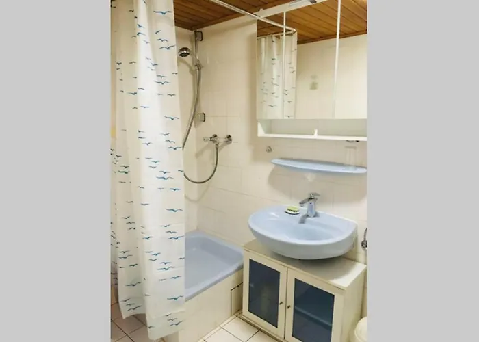 Biete ruhige Zwei-Zimmer Souterrain-Wohnung