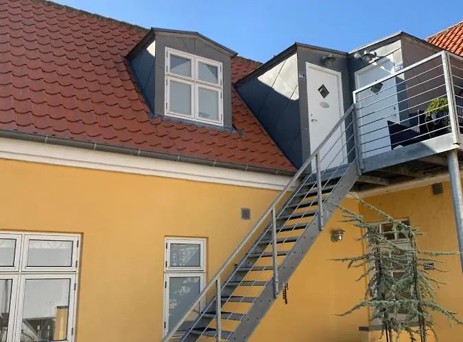 Hyggelig 1.Sals Lejlighed I Varde Midtby.