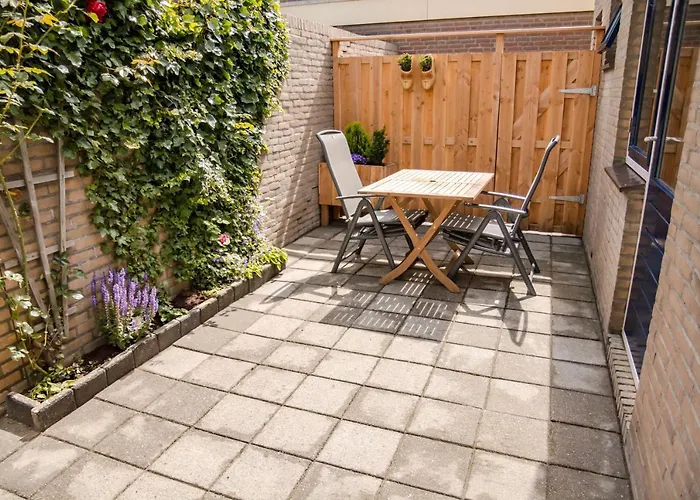 Beachhouse Anna, 1 Minute Walk To The Beach And Centre Of Katwijk, Free Private Parking Next To The House !