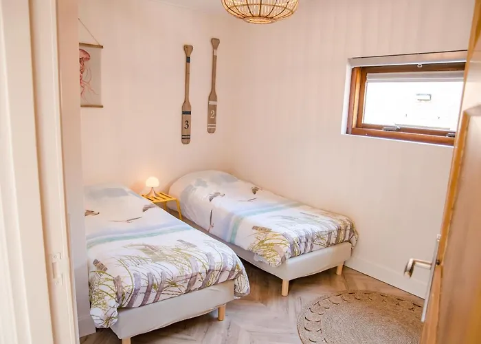 Beachhouse Anna, 1 Minute Walk To The Beach And Centre Of Katwijk, Free Private Parking Next To The House !