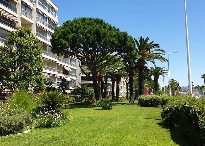 Garden&beach sea view apartment Cannes