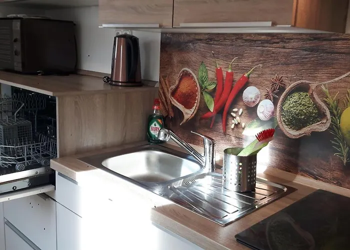 CrossARTig Parken,Fahrradgarage und Elektroladestation am Haus