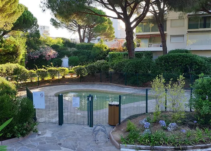 Garden&beach sea view apartment Cannes
