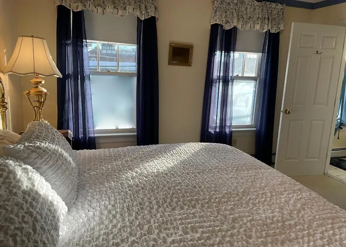 Modern Cottage Downtown Npt-Waites Wharf Cottage Re05618-Str