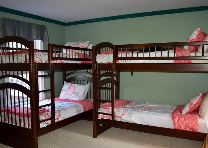 Modern Cottage Downtown Npt-Waites Wharf Cottage Re05618-Str
