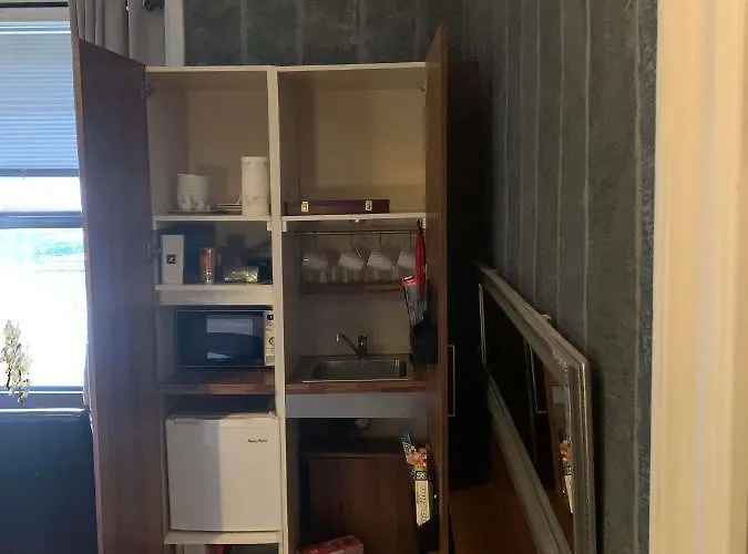 Upstairs Studio - Private Kitchenette And Small En-Suite