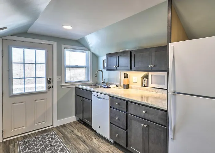 Old Orchard Beach Apartment - Quick Walk To Beach!