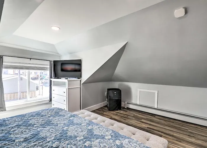 Old Orchard Beach Apartment - Quick Walk To Beach!