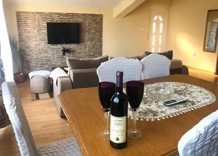 Jovana -- Porodicni Apartmani Igalo