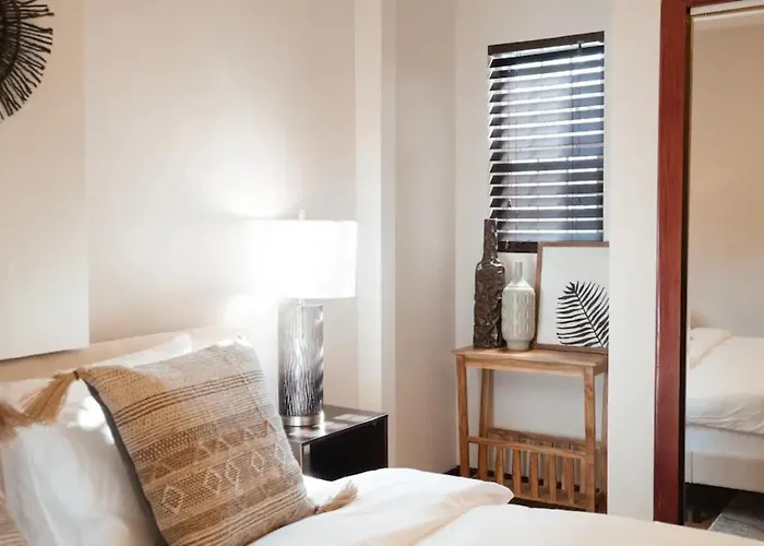 2Br Airy & Tidy Apt With Free Covered Parking - Central Modern