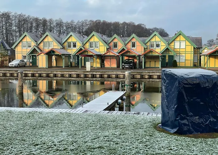 Ferienhaus mit Bootssteg am See in Rheinsberg