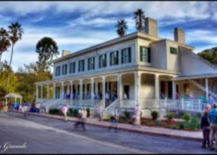 Luxury Stay Near Oakridge Mall For Vacation/Work