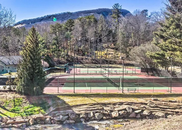 Deck & Mtn Views: Resort Home In Rumbling Bald!