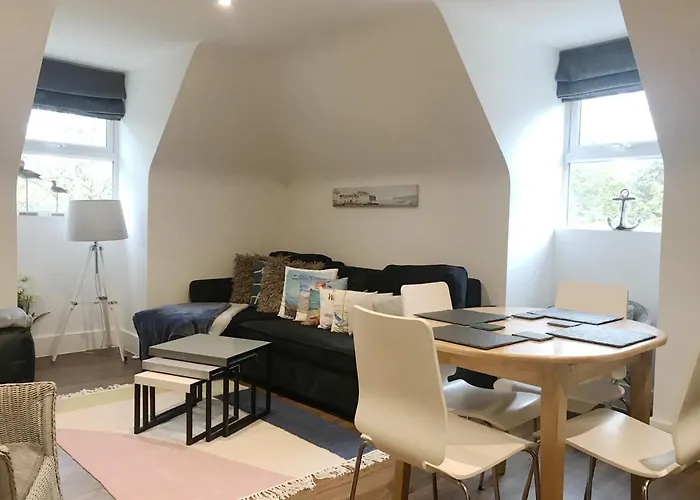 2 Bed, 2 Bath Close To Beach & Free Parking