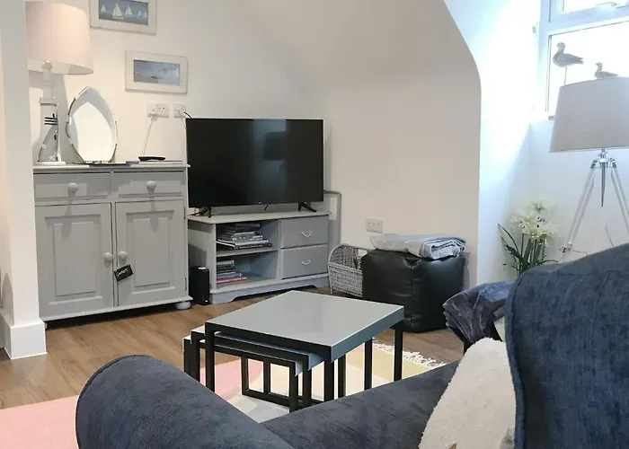2 Bed, 2 Bath Close To Beach & Free Parking