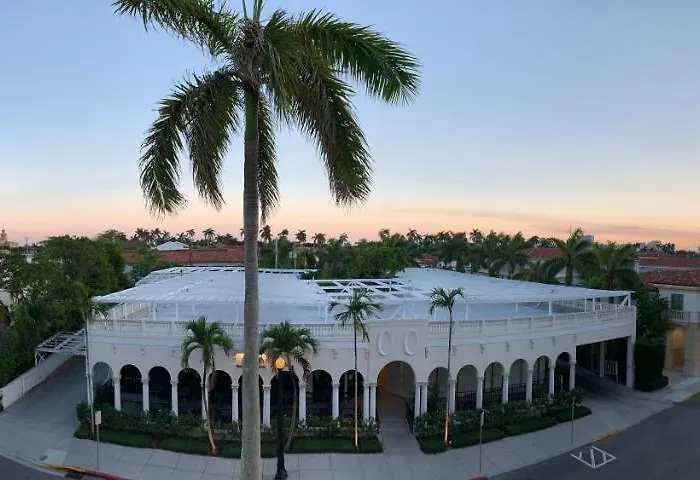 Palm Beach Hotel With Juliette Balconies! 2 Blocks From Beach! Historic Landmark