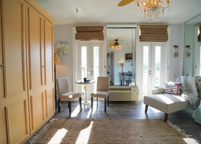 Palm Beach Hotel With Juliette Balconies! 2 Blocks From Beach! Historic Landmark