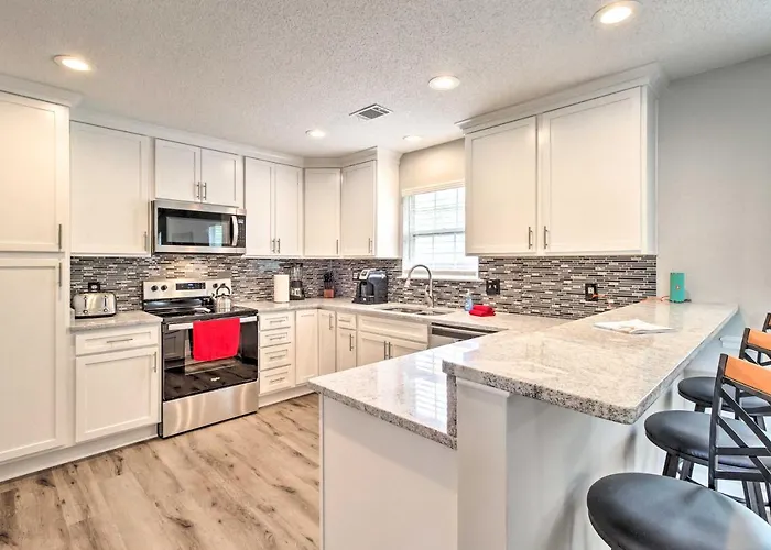 Ideally Located Luxe Beach House On Tybee Island