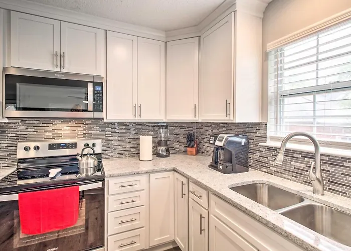 Ideally Located Luxe Beach House On Tybee Island