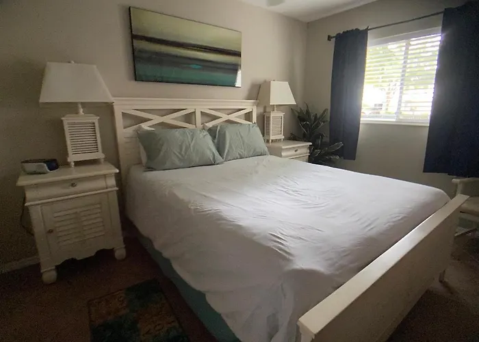 Elegant 1 Bedroom Condo With Swimming Pool Gym Access All Included In Convenient Fort Myers Location Near Golf Courses And Sanibel Island