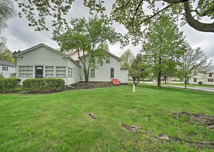 Romantic Country Apt By Lake Erie & Wineries!