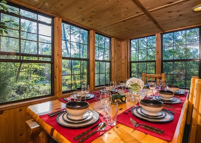 Family Cabin On 6 Acres W/ Lake Access & Hot Tub!