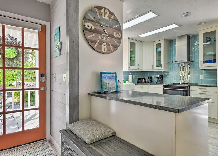 Canal-Front Gem W/ Pool & Hot Tub In Anna Maria
