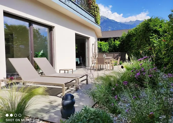 Ruhige Ferienwohnung mit Garten und Garage in Privatvilla