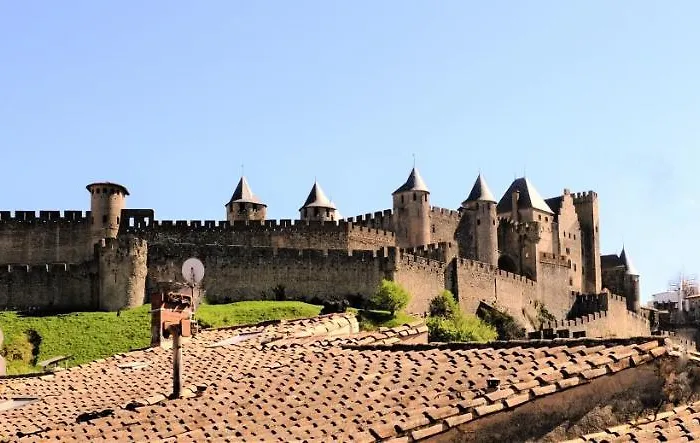 A L'Ombre Des Remparts