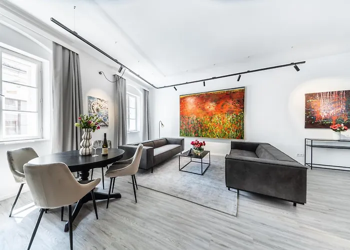 Smile Apartments Art Collection Stein