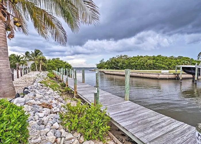 Jensen Beach Home: Walk To Beach Access!